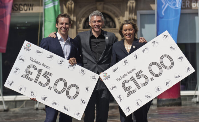 Rhona Simpson (right) with Jonathan Edwards and David Carry (c) Warren Media