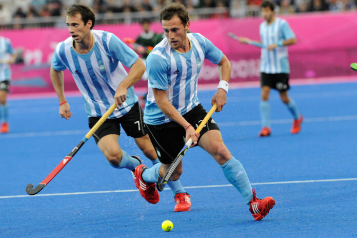 Double trouble – Argentina’s Lucas Vila (front) and Facundo Callioni (c) hockeyimages.co.uk
