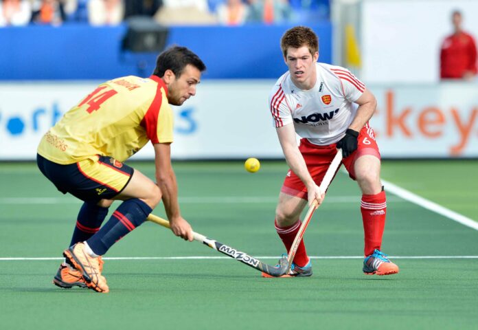 Henry Weir battles with Gabriel Dabanch (c) hockeyimages.co.uk