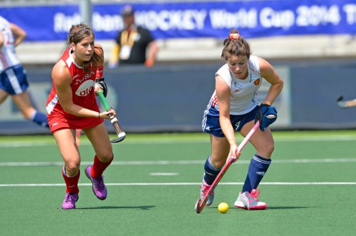 Katie Reinprecht (l) chases England's Laura Unsworth in USA's opening game (c) hockeyimages.co.uk