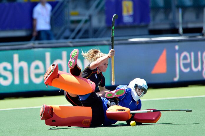 Maddie Hinch saves from Charlotte de Vos in the shootout (c) hockeyimages.co.uk