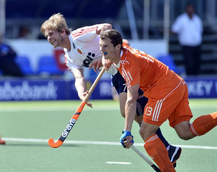 Ashley Jackson (l) and Sander Baart in Friday's World Cup semi-final (c) hockeyimages.co.uk