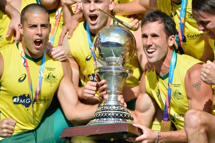 Kookaburras Chris Ciriello (l) and Mark Knowles (r) with the hockey World Cup (c) hockeyimages.co.uk