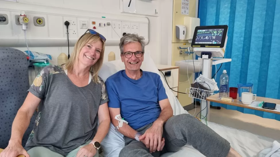 De hockeyclub heeft een tweede defibrillator gecrowdfund, nadat ze het leven van de Nederlandse speler had gered
